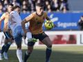Iñigo Sainz-Maza protege el balón durante el duelo entre el Zaragoza y el Racing de este curso