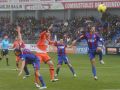 Colotto acaba de cabecear por encima de Luis Helguera el primer tanto del Deportivo en su victoria ante el Huesca en El Alcoraz el 15 de enero de 2012