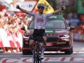 Adam Yates celebra la victoria en la novena etapa de la Vuelta a España de 2024 en Granada