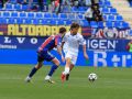 Mario Soriano conduce el balón en el Deportivo-Huesca