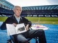 Antonio Bouza posa en Riazor con un libro de la historia del Deportivo en el que aparece un once del Fabril que logró el primer ascenso a la tercera categoría nacional