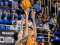 El problema triple del Básquet Coruña Jacobo Díaz lanza un triple defendido por Augusto Lima durante el Fuenlabrada-Básquet Coruña del sábado