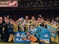 Top 10 | Equipos de fútbol que estuvieron en tercera (o incluso más abajo) Jugadores, técnicos y directivos del Manchester City celebran su victoria ante el Gillingham en la final del playoff de ascenso a la segunda división inglesa en el curso 1998-99