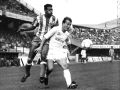 Louie Donowa pelea por la pelota con Puncho durante el Deportivo-Hércules (3-1) de la temporada 1986-87