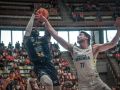 Así fue el Leyma Básquet Coruña 81-72 Menorca Barro lanza a canasta defendido por Arteaga