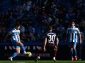 Riki Rodríguez trata de controlar el balón con Villares cerca y ante la presencia de Aleix Garrido en el Deportivo-Eibar