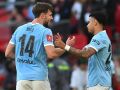 Nico,a la izquierda, celebra un tanto del City con Savinho