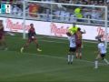 Un frame de la repetición de la jugada en la que el colegiado del Burgos-Deportivo señaló penalti de Quagliata a Sergio González
