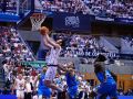 Ale Galán entra a canasta en el duelo entre el Obradoiro y el Estudiantes