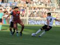 Eddahchouri se desinfla y Bil voltea el guion a su costa Zaka presiona a Grego Sierra en el encuentro entre Burgos y Deportivo