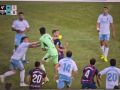 Agresión y batalla campal en el derbi aragonés de El Alcoraz Momento de la agresión de Andrada a Pulido