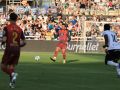 Noubi pasa el balón ante la presión del Burgos