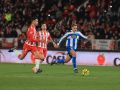 Yeremay conduce el balón en el encuentro entre Almería y Deportivo de la segunda vuelta
