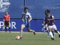 Noé Carrillo conduce el balón con el extrerior de su pie derecho ante la presión de Brian, jugador del Valladolid B