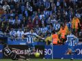 Alti disputa el balón con Rafita en el Deportivo-Málaga, con Ximo observando la acción cerca