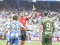 El colegiado enseña una tarjeta en el Deportivo-Mirandés