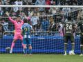 Álvaro Ferllo ante Diawara en el penalti del Deportivo-Leganés