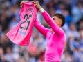 Álvaro Ferllo muestra su camiseta a Riazor