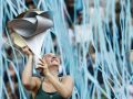 Marta Kostyuk levanta el trofeo de campeona al cielo de Madrid