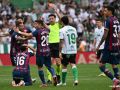 El Racing de Santander remonta al Huesca y gana otra vez contra 10 (4-2) Los jugadores del Huesca alucinan con la roja a Jesús Álvarez ante el Racing