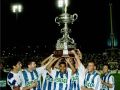 Los jugadores del Deportivo alzan el Trofeo Ramón de Carranza ganado el 23 de agosto de 1998