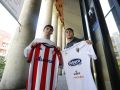 Iker Castro (i) y Pablo Carro (d), jugadores de Arteixo y Silva, posan con sus camisetasIker Castro y Pablo Carro jugadores del Arteixo y Silva, de cara a la previa del sábado, en la redacción del DXT Campeón