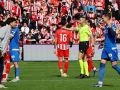 Lax Franco, árbitro del Burgos-Almería, se dirige hacia varios jugadores