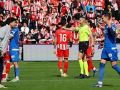 Lax Franco, árbitro del Burgos-Almería, se dirige hacia varios jugadores