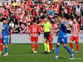 Lax Franco, árbitro del Burgos-Almería, se dirige hacia varios jugadores