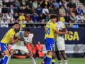 Diego Villares y Bil Nsongo son marcados por defensores del Cádiz en una jugada a balón parado
