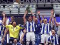 Edu Lamas levanta el trofeo de la Champions