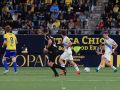 Arnau Comas conduce el balón durante el Cádiz-Dépor (0-1) de la jornada 39