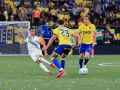 Diego Villares filtra un pase a un compañero en el Cádiz-Deportivo