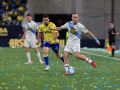 Luismi Cruz da un pase a un compañero en el Cádiz-Deportivo