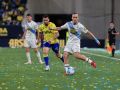 Luismi Cruz da un pase a un compañero en el Cádiz-Deportivo