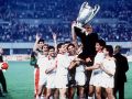 Silvio Berlusconi, presidente del Milan, sostiene la Copa de Europa ganada por su equipo en 1990 en Viena, a hombros de sus futbolistas, de izquierda a derecha Costacurta (separado), Pazzagli (portero suplente), Baresi, Evani, Massaro, Ancelotti, Maldini y Simone