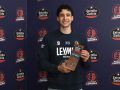 Caio Pacheco con su premio a mejor jugador del mes de abril