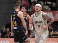 Joe Cremo y Caio Pacheco celebran una acción detrás de Spencer Litlleson en el Coliseum