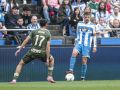 Ximo Navarro pisa el balón delante de Naim García durante el Deportivo-Leganés