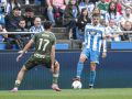 Ximo Navarro pisa el balón delante de Naim García durante el Deportivo-Leganés