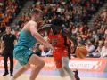 Mus Barro ataca a Fynn Schott durante el primer partido de la serie entre Leyma y Menorca