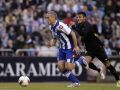 Álex Bergantiños desborda a Rafinha en el Dépor-Barça B (2-1) de la temporada 2011-12, en el que los blanquiazules lograron su novena victoria liguera consecutiva, récord histórico del club