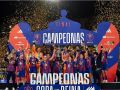Las jugadoras del Barcelona celebran la conquista de la Copa de la Reina después de recibir el trofeo
