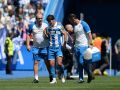 Riki Rodríguez es atendido por los servicios médicos del club tras sufrir un giro en una de sus rodillas durante el Deportivo-Andorra