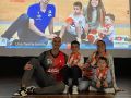 Álex Hernández y su familia en el homenaje que le realizó el colegio Salesianos