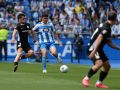 Miguel Loureiro golpea con la izquierda perseguido por Yeray en el Deportivo-Andorra