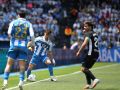 Altimira controla el balón ante la mirada de Ximo