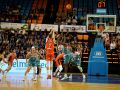 Micovic lanza un triple ante la defensa de Galette