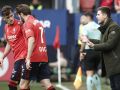 El entrenador del Osasuna, Alessio Lisci (d), durante el encuentro de la jornada 37 de LaLiga entre CA Osasuna y RCD Espanyol
