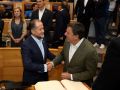 Juan Carlos Escotet y Valentín González Formoso se dan la mano en el salón de Plenos